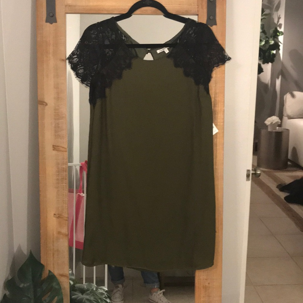 *NEW* green with black lace sleeves shift dress